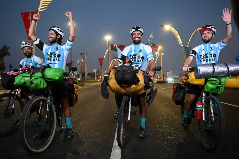 Pedaleando al mundial: Cuatro cordobeses llegaron a Qatar en bicicleta
